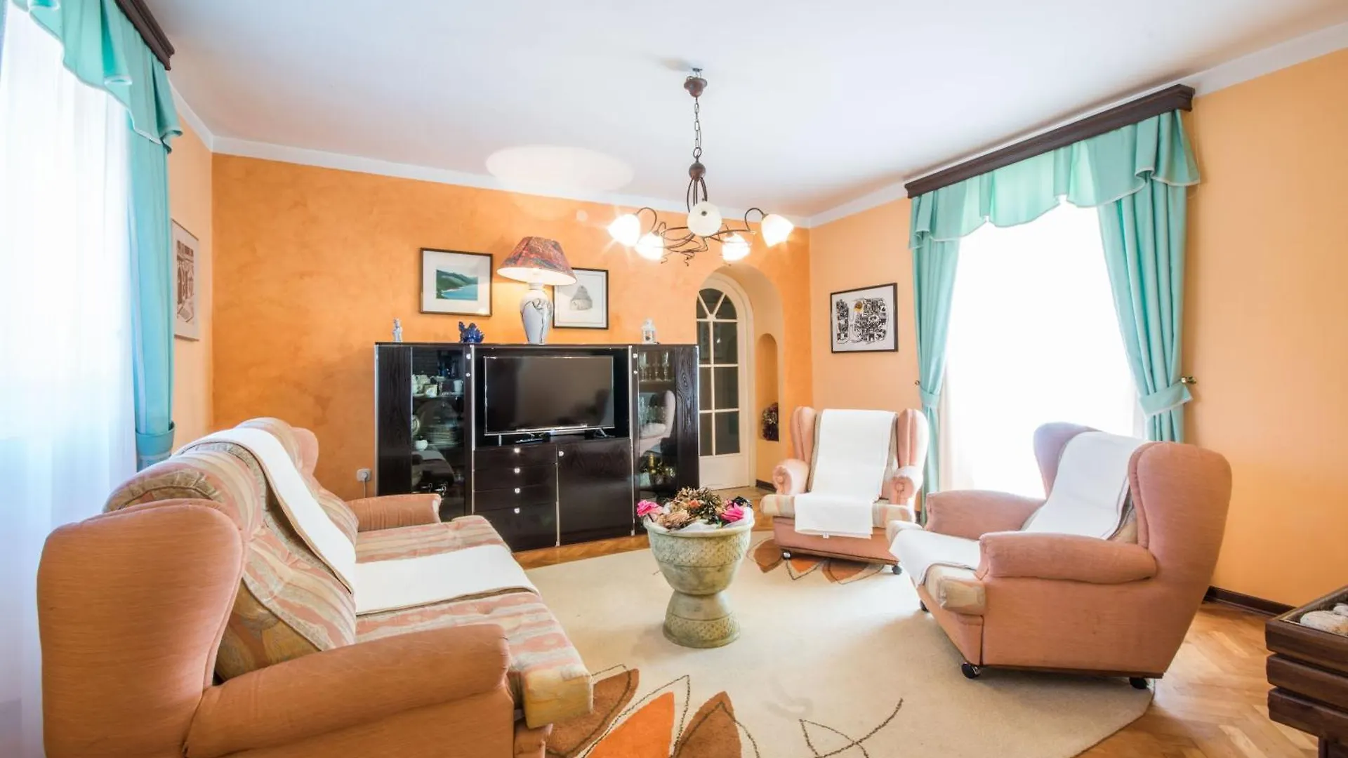 Vakantiehuis Villa Giovanna, A Charming Villa With Pool In A Beautiful Landscaped Garden Šumber